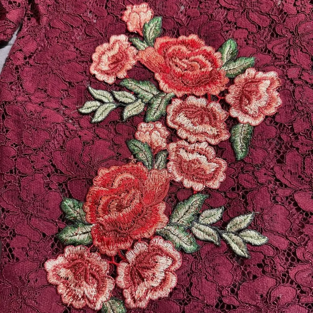 Karen Kane bell sleeve lace burgundy blouse with roses appliques; Size M - Picture 4 of 7